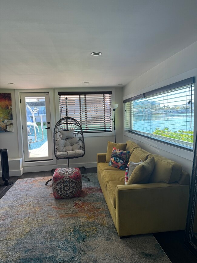 Building Photo - 686 Port Dr