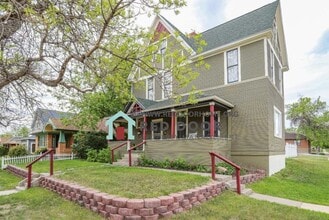 Building Photo - 400 6th Ave N