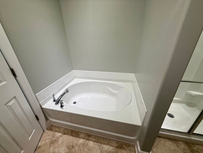 Building Photo - Two bedroom, 2.5 bath condo townhome in Bu...
