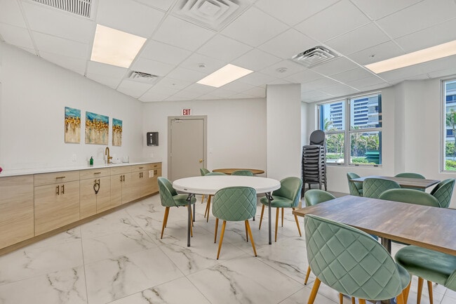 Building Photo - 5200 N Ocean Dr