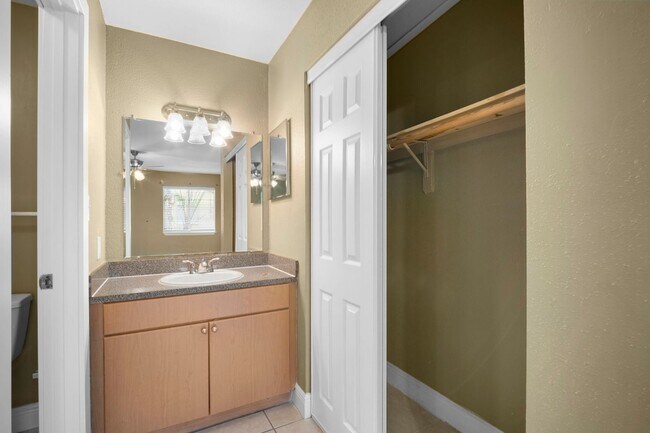 Building Photo - Affordable 2 bedroom 2 bathroom Condo in Fort Myers