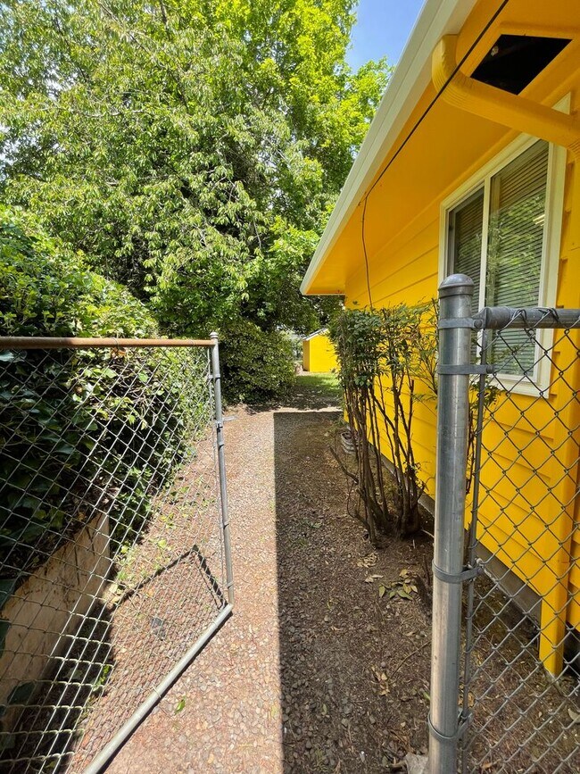 Building Photo - Updated Bungalow in Forest Grove!