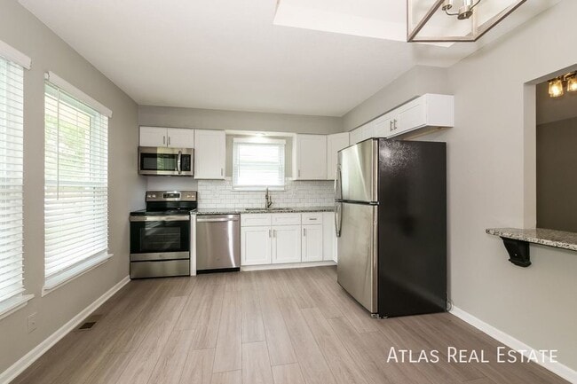 Building Photo - $500 off Move-In Costs and 4 WEEKS FREE RE...