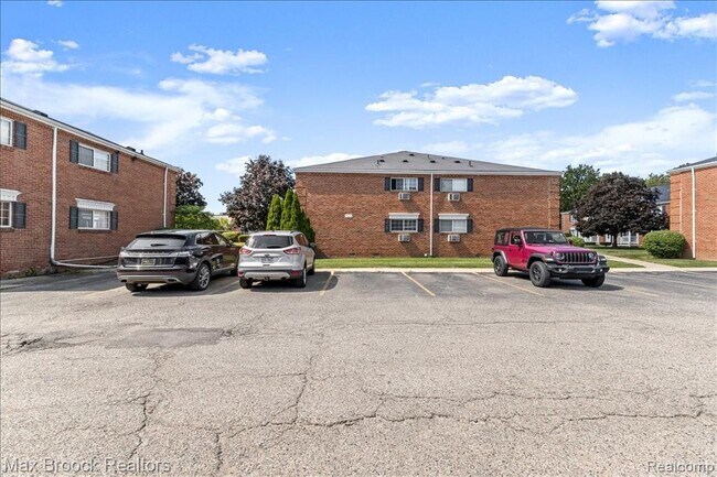 Building Photo - 2425 Torquay Ave