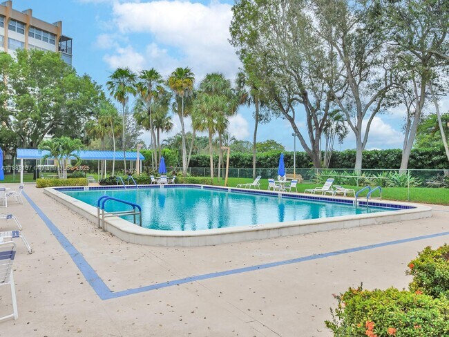 Building Photo - 1000 St Charles Pl