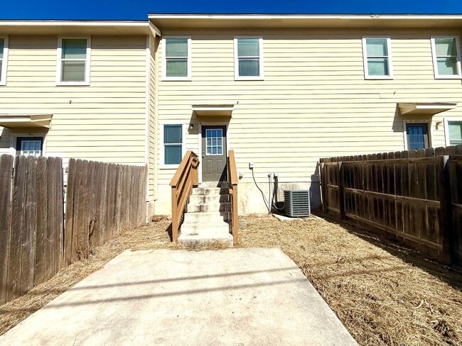 Building Photo - *COMING SOON* 2-Story 3 Bedroom / 2.5 Bath Duplex Near Ingram Park Mall!
