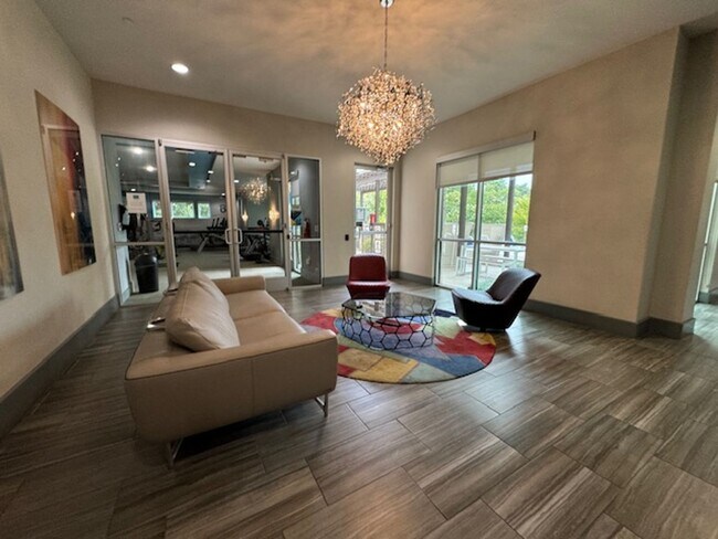 Building Photo - Luxurious Penthouse Studio condo at Zilker