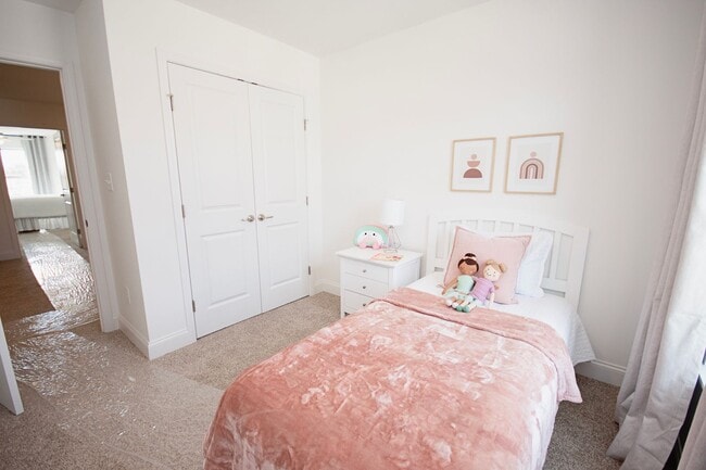 Building Photo - Beautiful 3-Bed Townhome at Clover Ridge — Washer & Dryer Included!