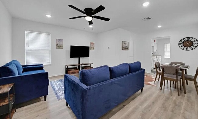 Building Photo - 122 E Comay Cir