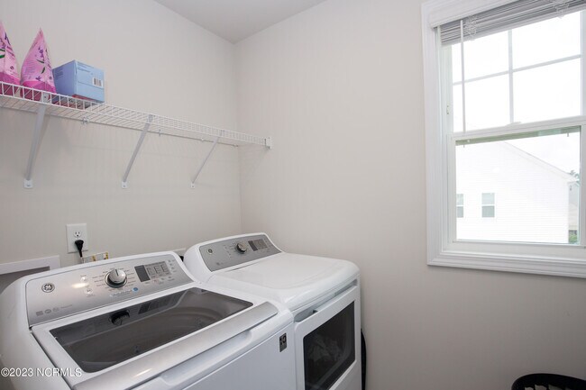Building Photo - 402 Summer Wind Wy