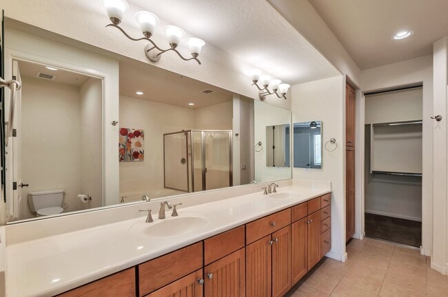 Building Photo - Beautiful 2-Bedroom Condo in Prime Scottsd...