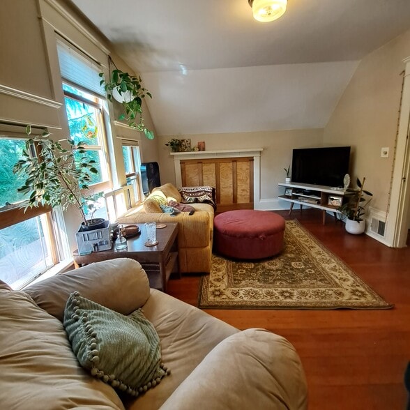with furnishings - 555 N Simpson St