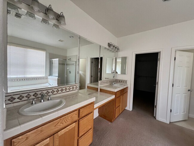 Building Photo - Luxury LAKEFRONT property!!!