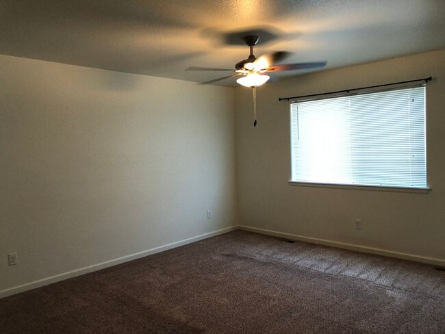 Building Photo - Fantastic Townhome in Wellington