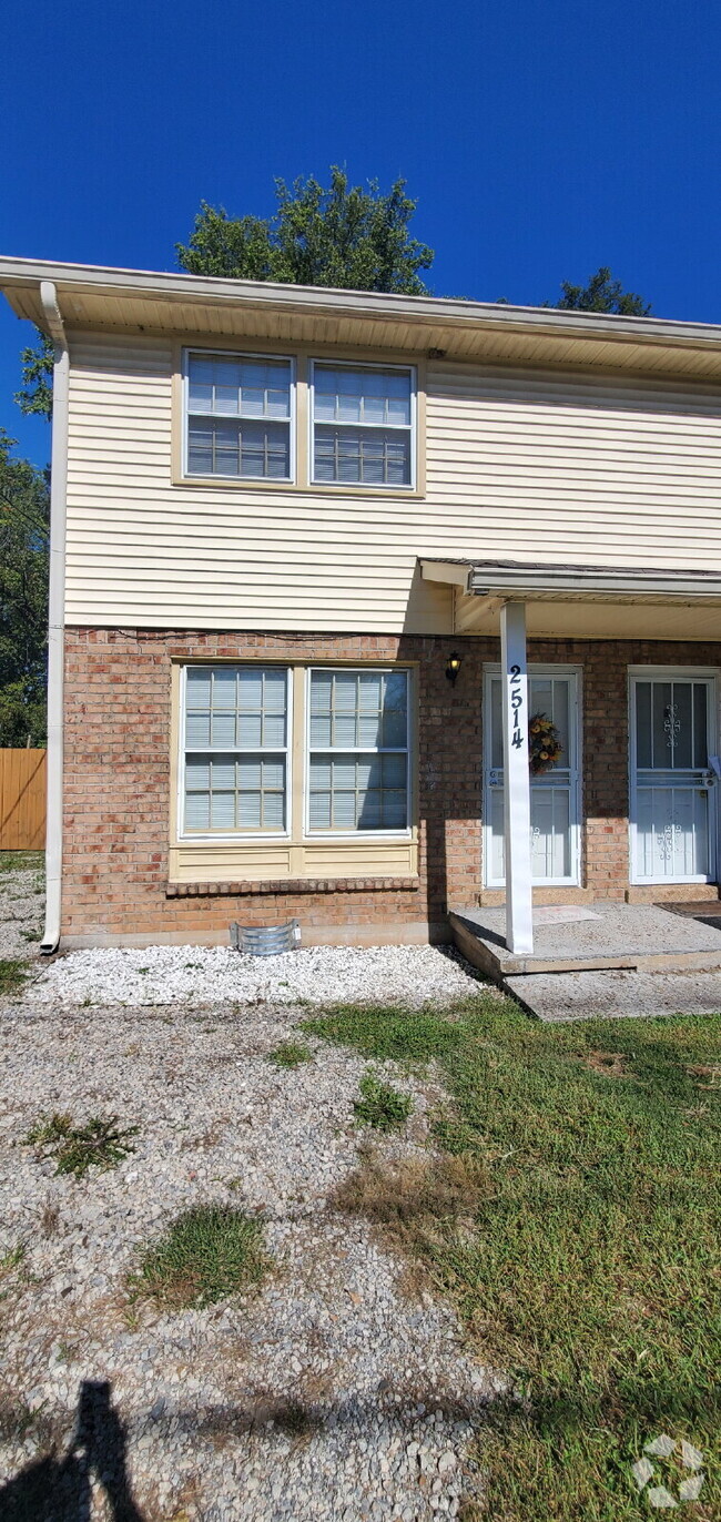 Building Photo - Two Bedroom Townhouse in South Nashville. ...