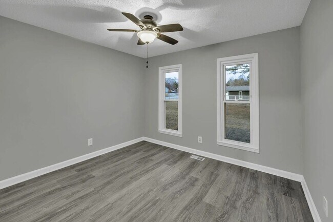 Building Photo - Newly Renovated & Move in ready