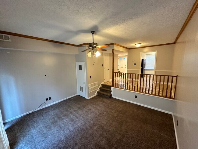 Building Photo - 658 Carriage Cir