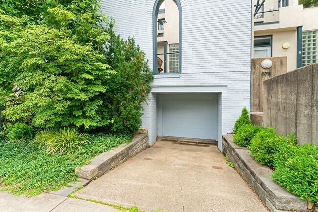 Building Photo - Amazing Shadyside Townhouse with two full bathrooms, off street parking and Central Air!!