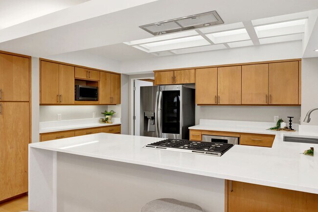 Building Photo - 213 Sea Pines Ln