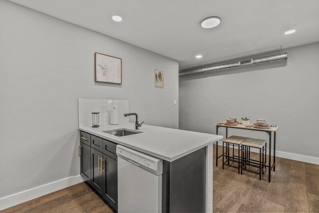 Building Photo - 4821 Walnut St