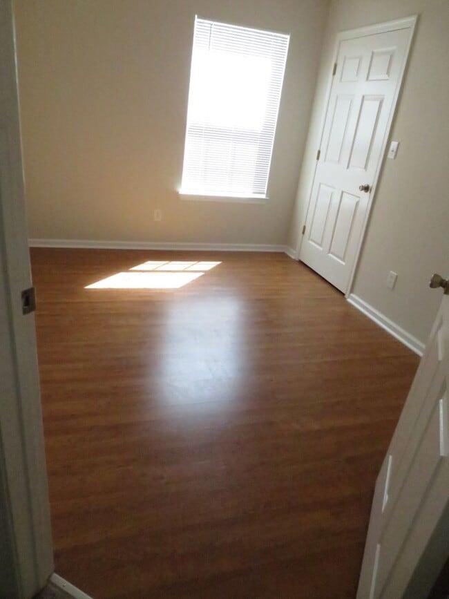 Building Photo - 2 BR, 1 BA Condo Military HWY & Indian River Rd