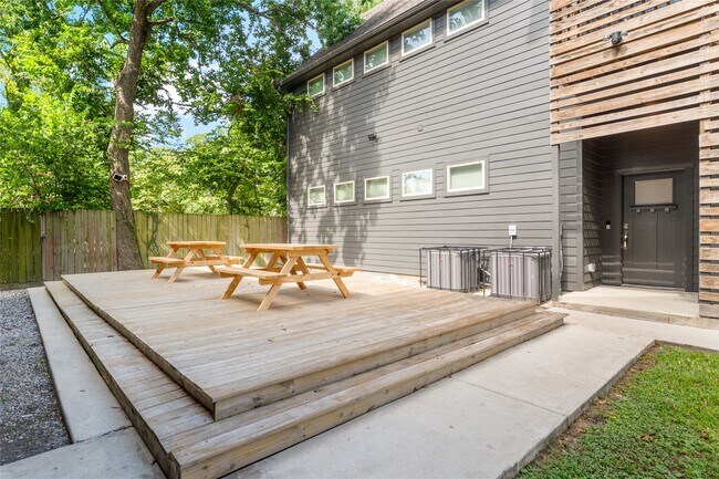 Building Photo - 3424 Tuam St