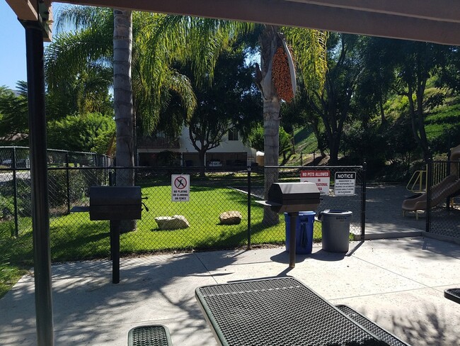 Building Photo - San Carlos (next to Mission Trails) 2 bed 1 bath Townhouse with Patio, Pool