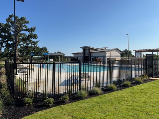 Building Photo - ONE-STORY Home in Marble Falls - 2932 SF with THREE-CAR GARAGE - On a CUL-DE-SAC!