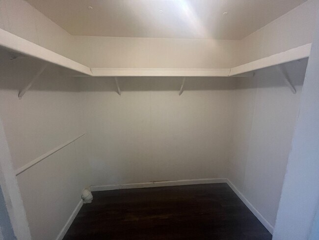Building Photo - Large 2 br 2bath