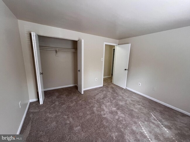 Building Photo - 13 Dinsdale Ct