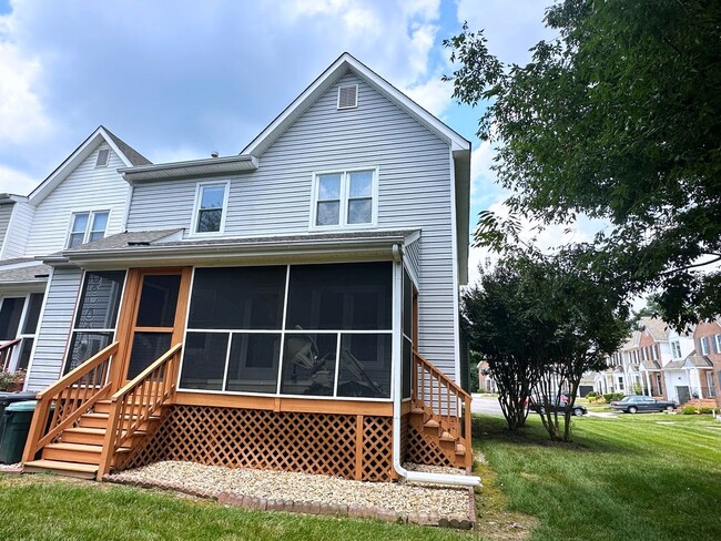 Building Photo - 4 Bedroom Townhouse Near Chesterfield Cour...