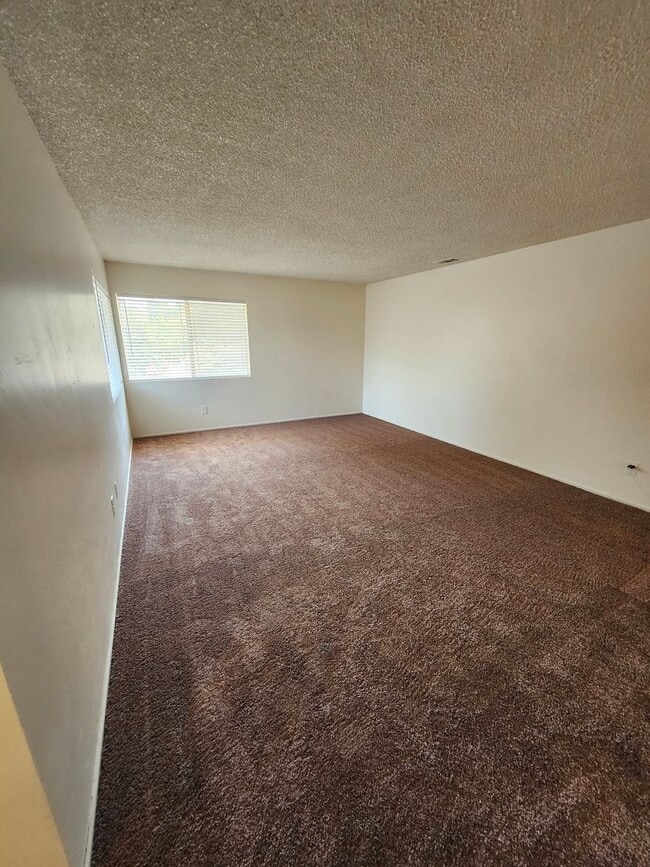 Building Photo - Newly Renovated! Spacious 4-Bed, 2-Bath Ho...