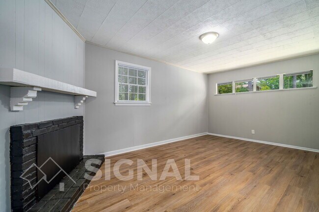 Building Photo - 1288 Hiawatha Dr NE