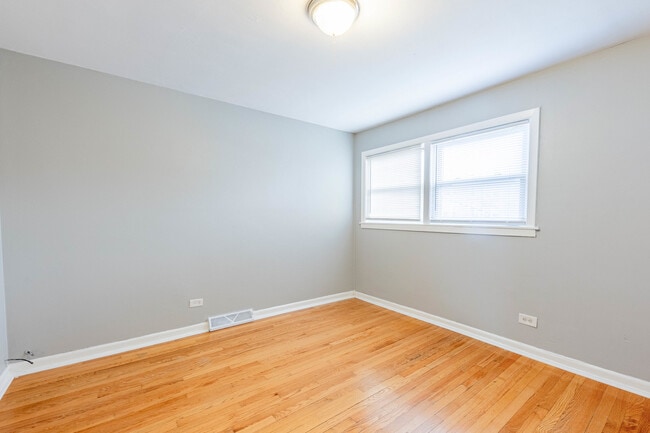 Building Photo - 7637 S Essex Ave