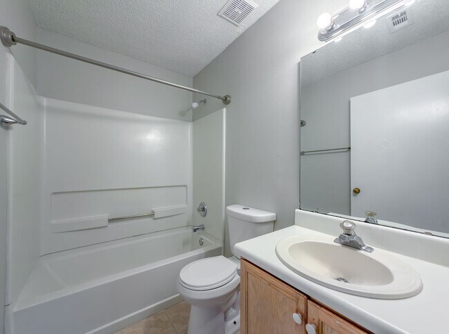 Building Photo - LOVELY SE 3/2 w/ New Paint, Fireplace, Fenced Yard, Vaulted Ceilings, Washer/Dryer, & No Carpet! ...