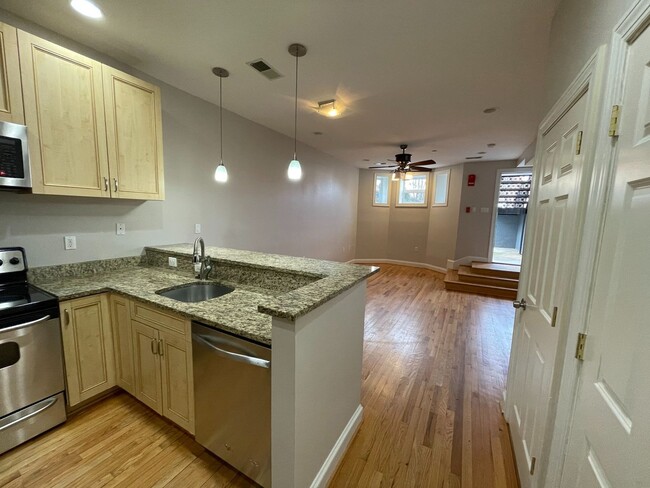 Building Photo - Columbia Heights living! 1 bedroom plus DE...