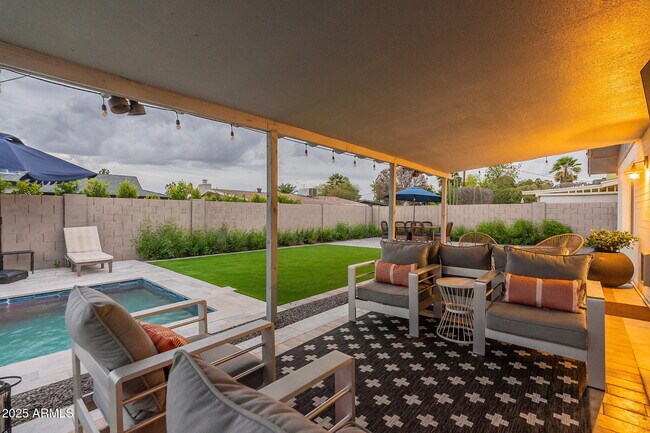Building Photo - 8725 E Palo Verde Dr