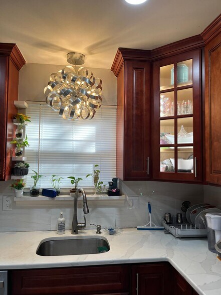 Building Photo - 7501 Hana Rd