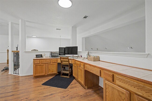 Building Photo - 203 Mapleleaf St