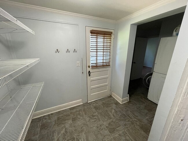 Building Photo - Charming House on Fontaine Ave