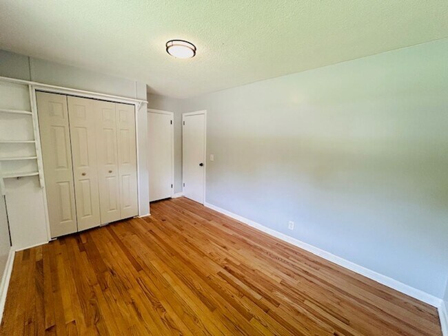 Building Photo - MOVE IN SPECIAL- $300 Off First Month's Rent-MOVE IN READY BRICK HOME!