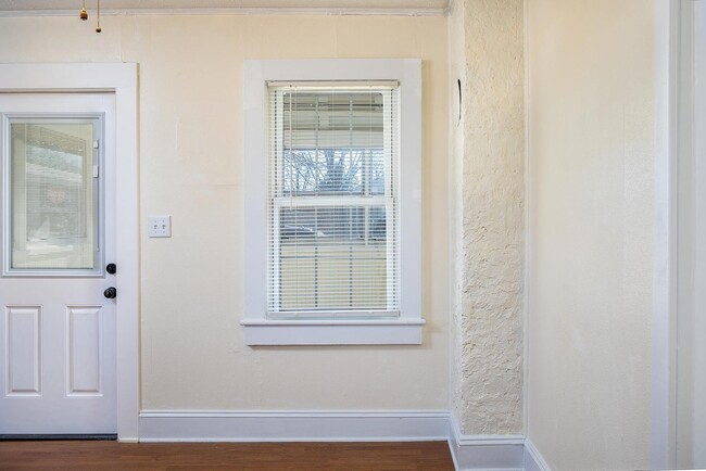 Building Photo - Adorable East Asheville House