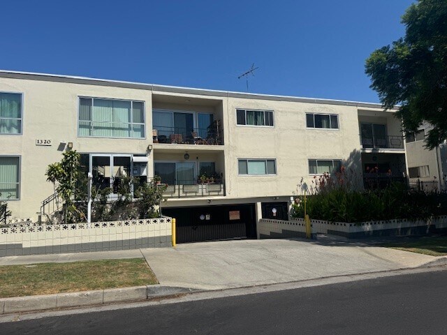 Ext. Building - 1320 N Poinsettia Pl