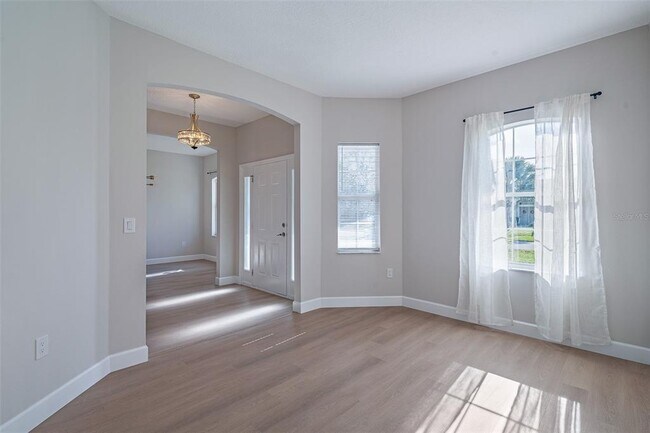 Building Photo - 32 Roxton Ln