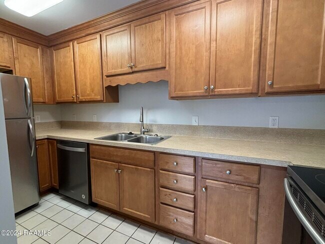 Building Photo - 1008 S College Rd