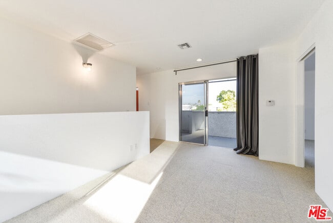 Building Photo - 558 Rose Ave