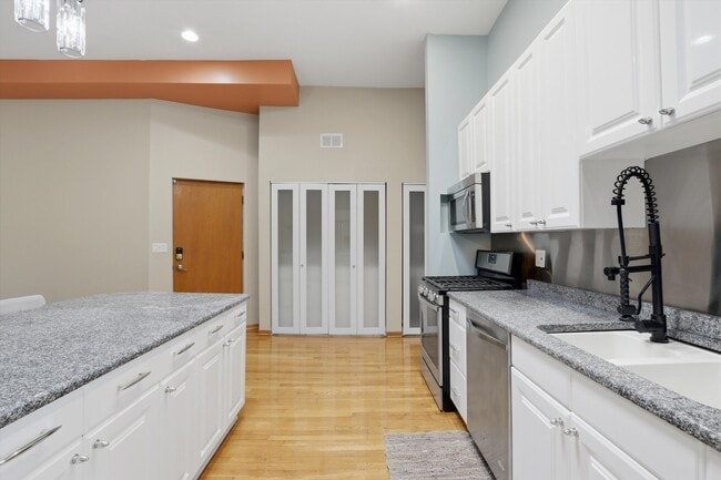 Building Photo - 7308 S Ridgeland Ave