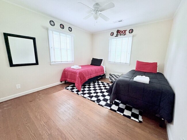 Building Photo - 205 Venus Dr