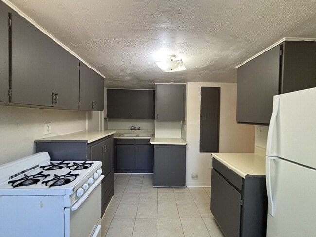 Building Photo - 921 Princeton Ave S