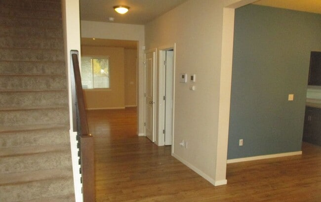 Building Photo - 3BD/2.5BA South Hill Puyallup Home - Stainless Appliances, Two Fireplaces & W/D Included